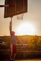 straat basketbal bij zonsondergang foto