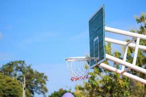 basketbalring staan op speelplaats in park foto