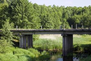 vuil water in een meer of rivier foto