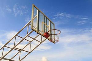 basketbalring met kooi met blauwe hemelachtergrond foto