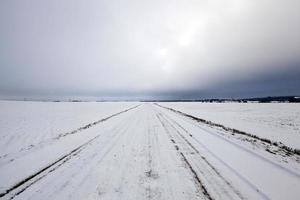 besneeuwde weg foto