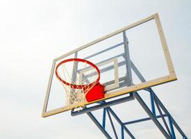 basketbalring en net foto
