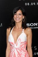 los angeles, 7 aug - perrey reeves arriveert bij de elysium wereldpremière in het dorpstheater op 7 augustus 2013 in westwood, ca. foto