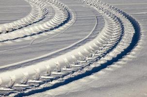 sneeuw drijft in de winter foto