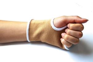 close-up hand spalk voor gebroken bot behandeling op wit wordt geïsoleerd foto