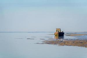 harty island, kent, uk, 2017. uitzicht op een oude boot op de rivier de swale foto