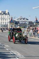 Brighton, East Sussex, Verenigd Koninkrijk, 2015. auto nadert de finish van Londen naar Brighton Veteran Car Run foto