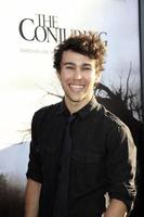 los angeles, 15 juli - max schneider arriveert bij de toverpremière in de cinerama-koepel op 15 juli 2013 in los angeles, ca foto