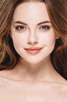 mooie vrouw gezicht close-up portret happy studio op wit foto