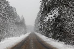 besneeuwde winterweg foto