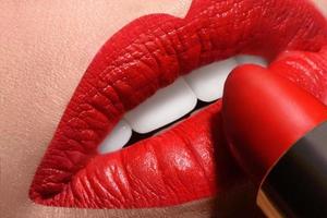 sensuele open mond met rode tube lippenstift foto
