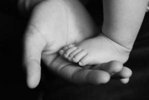 baby's voet in de hand van moeder foto