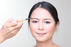 professionele make-up artiest doet glamour model make-up op het werk