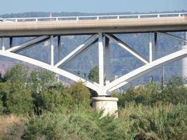 brug die een rivier oversteekt en duizenden voertuigen helpt om tijd en benzine te besparen tijdens hun reizen. foto