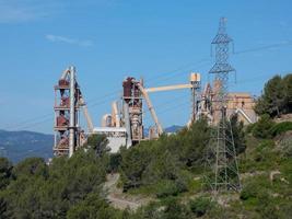 cementfabriek zonder activiteit in de buurt van de stad barcelona foto