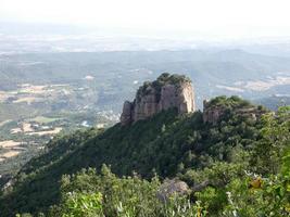 uitzicht vanaf de berg van montserrat naar het noorden van de stad barcelona foto