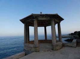 klassieke stenen rotonde voor de zee op het kustpad van s'agaro, catalonië, spanje foto