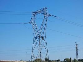 elektrische torens in landelijke gebieden die elektriciteit naar onze huizen brengen foto