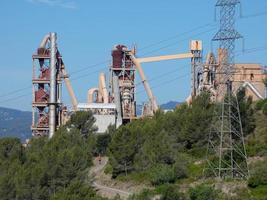 cementfabriek zonder activiteit in de buurt van de stad barcelona foto