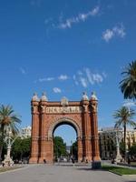 triomfboog in barcelona, modern gebouw in rode baksteen foto