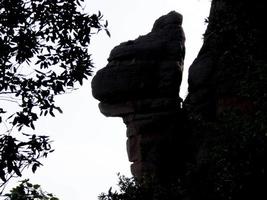 detail van een rotsformatie in de berg van montserrat in de provincie barcelona, spanje. foto