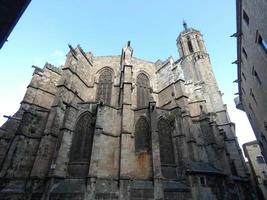 uitzicht op de achterkant van de kathedraal van barcelona foto