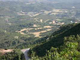 uitzicht vanaf de berg van montserrat naar het noorden van de stad barcelona foto