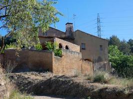 typisch Catalaans berghuis in de buurt van barcelona, spanje foto