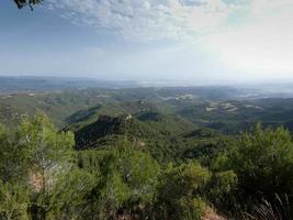 uitzicht vanaf de berg van montserrat naar het noorden van de stad barcelona foto