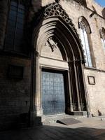 details van het religieuze gebouw, de kerk van santa maria del mar in de geboren wijk barcelona. foto