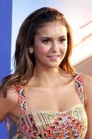 los angeles, 7 aug - nina dobrev bij de première van let s be cops in de arclight hollywood theaters op 7 augustus 2014 in los angeles, ca foto