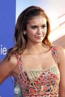 los angeles, 7 aug - nina dobrev bij de première van let s be cops in de arclight hollywood theaters op 7 augustus 2014 in los angeles, ca foto