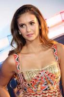 los angeles, 7 aug - nina dobrev bij de première van let s be cops in de arclight hollywood theaters op 7 augustus 2014 in los angeles, ca foto