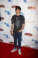 los angeles, 12 maart - max ehrich arriveert bij de openingsavond van catch me if you can in het pantages theater op 12 maart 2013 in los angeles, ca foto