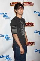 los angeles, 12 maart - max ehrich arriveert bij de openingsavond van catch me if you can in het pantages theater op 12 maart 2013 in los angeles, ca foto