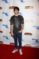 los angeles, 12 maart - max ehrich arriveert bij de openingsavond van catch me if you can in het pantages theater op 12 maart 2013 in los angeles, ca foto