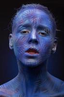 kunstfoto van een mooie vrouw met donkerblauw gezicht foto