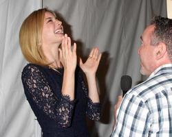 los angeles, 11 maart - emily vancamp michael fairman arriveert op het wraakevenement op paleyfest 2012 in het saban theater op 11 maart 2012 in los angeles, ca foto