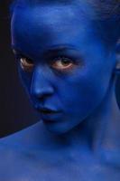 kunstfoto van een mooie vrouw met donkerblauw gezicht foto