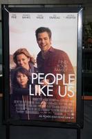 los angeles, jun 15 - people like us poster bij de people like us laff première in vorstelijke bioscopen in la live op 15 juni 2012 in los angeles, ca foto