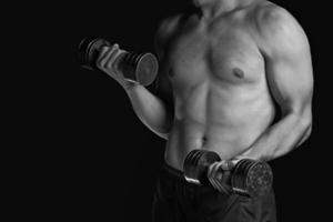 fitness man met halters, zwart-wit beeld foto