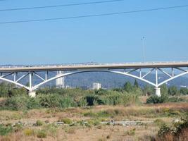 brug die een rivier oversteekt en duizenden voertuigen helpt om tijd en benzine te besparen tijdens hun reizen. foto