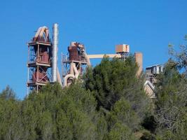 cementfabriek, cementfabriek momenteel zonder activiteit vlakbij de stad barcelona, spanje. foto