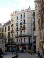 edificio tipico de la ciudad de barcelona al lado de santa maria del mar foto