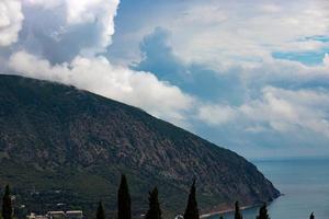 mount ayu dag met wolken op de achtergrond van de zwarte zee in de vroege ochtend. foto