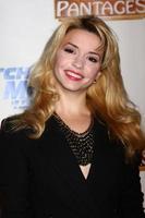 los angeles, 12 mrt - masiela lusha arriveert op de openingsavond van catch me if you can in het pantages theater op 12 maart 2013 in los angeles, ca foto