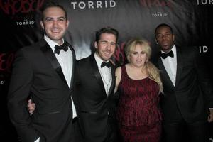 los angeles, 22 okt - emile welman, hugh sheridan, rebel wilson, gabe roland bij de rebel wilson voor het verzengende lanceringsfeest in de melkstudio's op 22 oktober 2015 in los angeles, ca foto