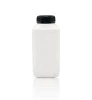 Witte lege plastic fles verse melk met zwarte dop geïsoleerd op een witte achtergrond foto