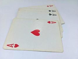 oude saaie poker of aas kaart geïsoleerd op een witte achtergrond foto