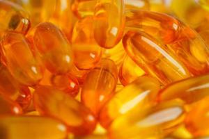 visolie of levertraan gel in capsules met omega 3 vitamines, aanvullende gezonde voeding foto